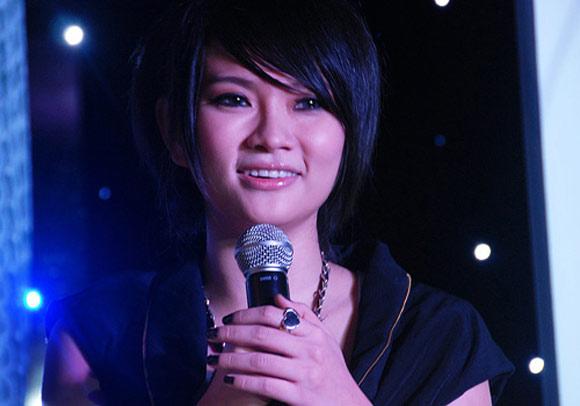 lo mui sung to bat thuong khi livestream, thu thuy van nang nac doi giu im lang - 1