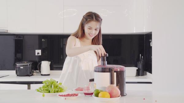 ngoc trinh chuyen huong tu "nu hoang noi y" sang beauty blogger khien fan choang toan tap - 4