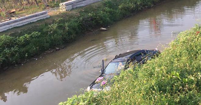 xe dau lao xuong muong nuoc, chu re tay cam hoa cuoi voi ve mat buon thiu xon xao mxh - 1