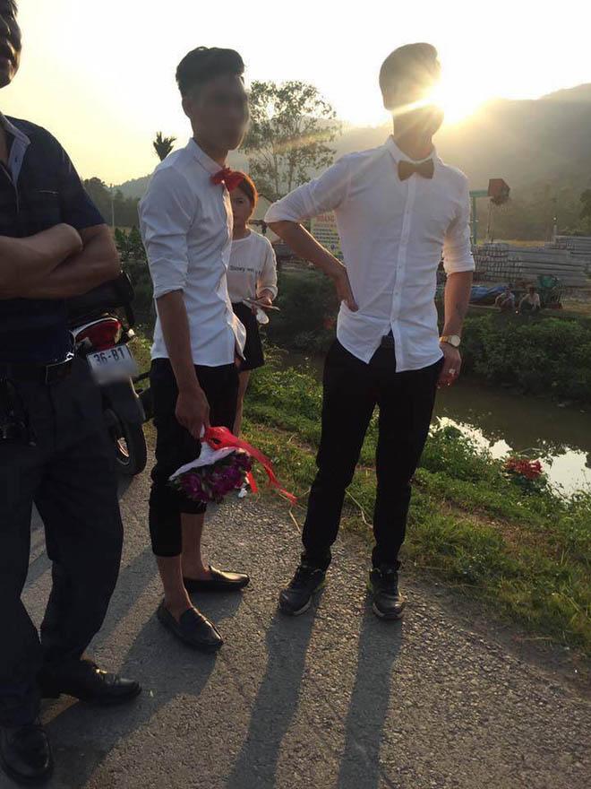 xe dau lao xuong muong nuoc, chu re tay cam hoa cuoi voi ve mat buon thiu xon xao mxh - 2