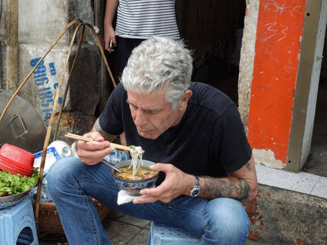 Những quán ăn Việt ghi dấu chân Anthony Bourdain, người đầu bếp đưa ẩm thực Việt ra thế giới