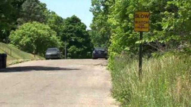 be gai 3 tuoi chet tuc tuoi trong xe vi su nham tuong tai hai cua bo me - 1