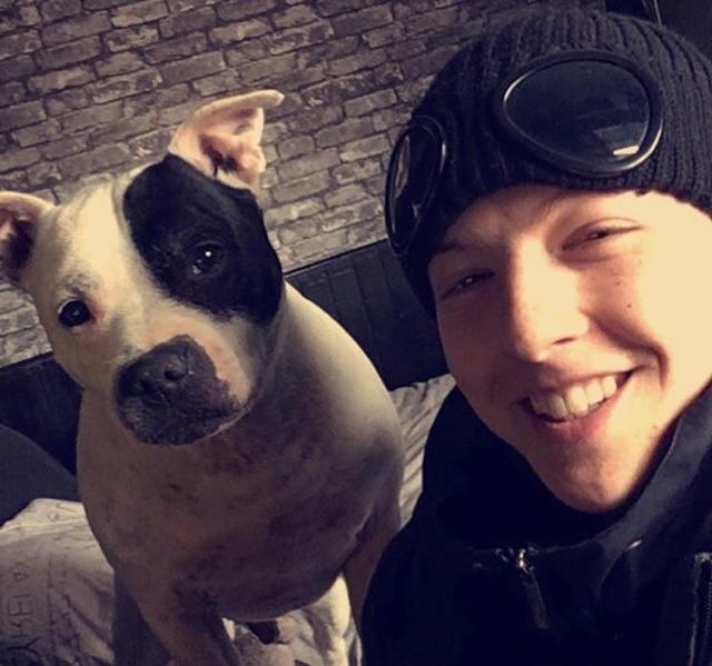 cap doi "dien canh nong" tren bia mo, ngang nhien nhin thang vao may quay - 2