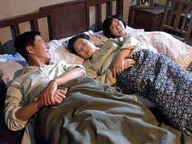 Đêm tân hôn vợ chồng nằm trơ như khúc gỗ chỉ vì hai chiếc giường kê sát nhau