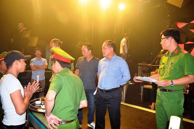 dot kich quan bar, phat hien tram khach xem 3 vu cong mac sexy mua cot - 1