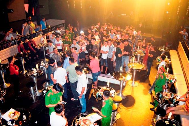 dot kich quan bar, phat hien tram khach xem 3 vu cong mac sexy mua cot - 2