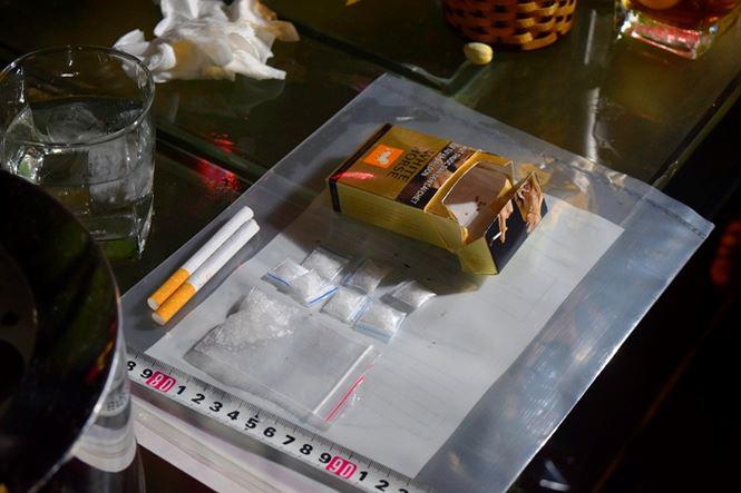 dot kich quan bar, phat hien tram khach xem 3 vu cong mac sexy mua cot - 3