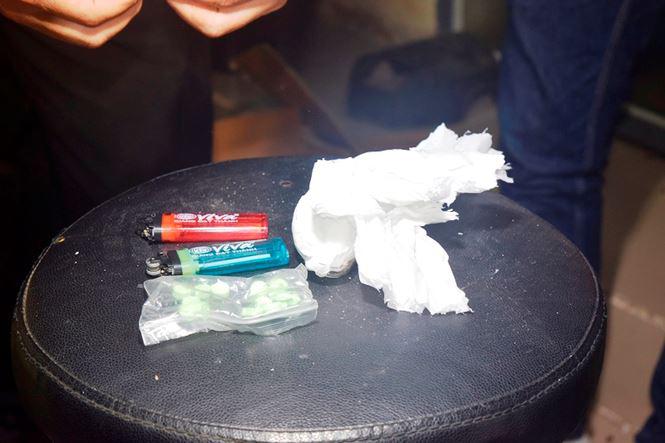 dot kich quan bar, phat hien tram khach xem 3 vu cong mac sexy mua cot - 4