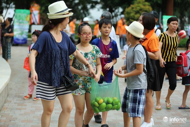 'ho" nhau di choc xoai, cu dan ha noi vui nhu tet - 10