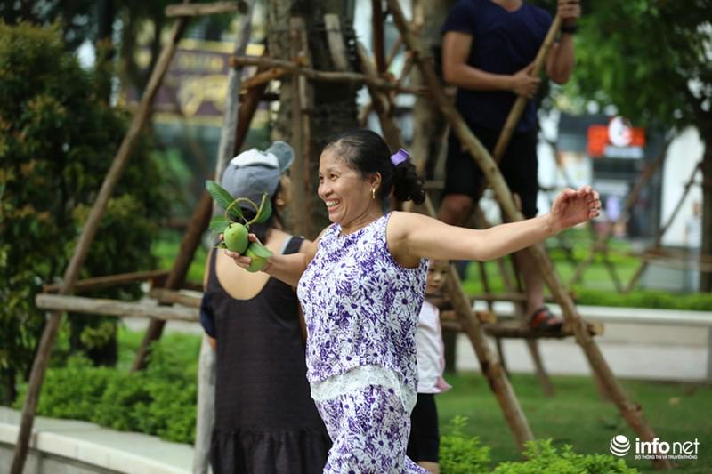 'ho" nhau di choc xoai, cu dan ha noi vui nhu tet - 11
