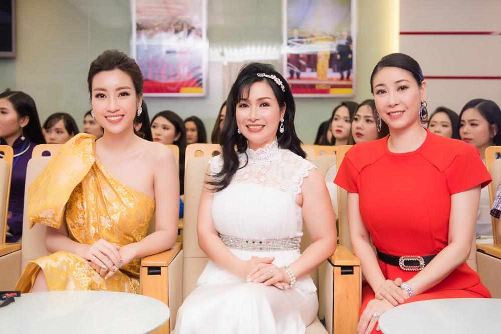 thi sinh hoa hau viet nam 2018 dien vay chong nang, di xe om den ung tuyen - 3