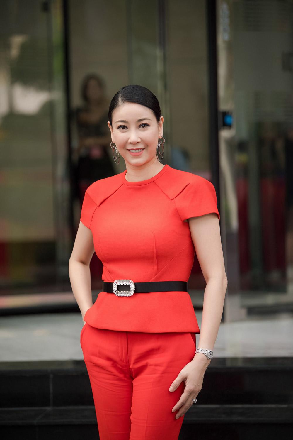 thi sinh hoa hau viet nam 2018 dien vay chong nang, di xe om den ung tuyen - 1