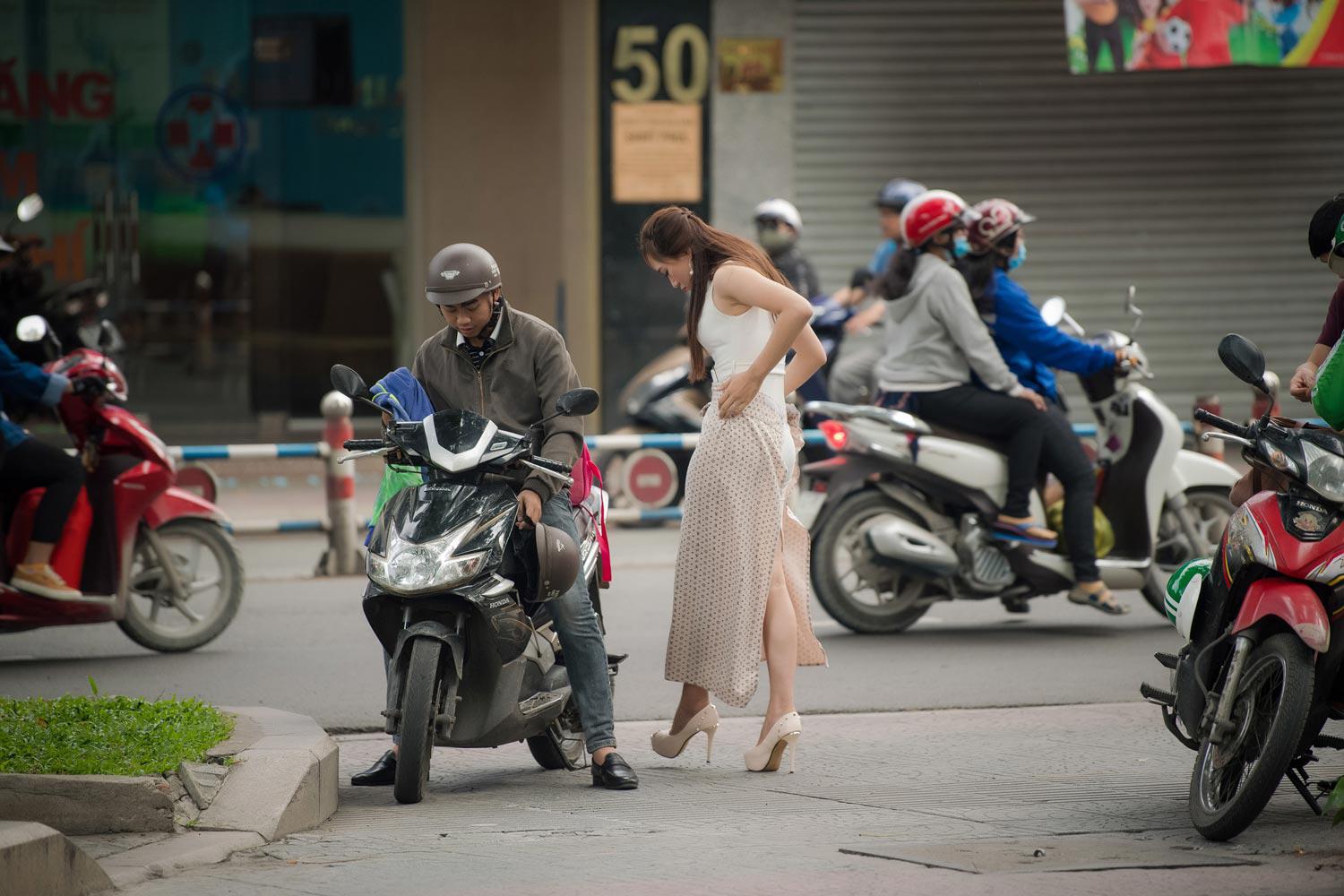thi sinh hoa hau viet nam 2018 dien vay chong nang, di xe om den ung tuyen - 5