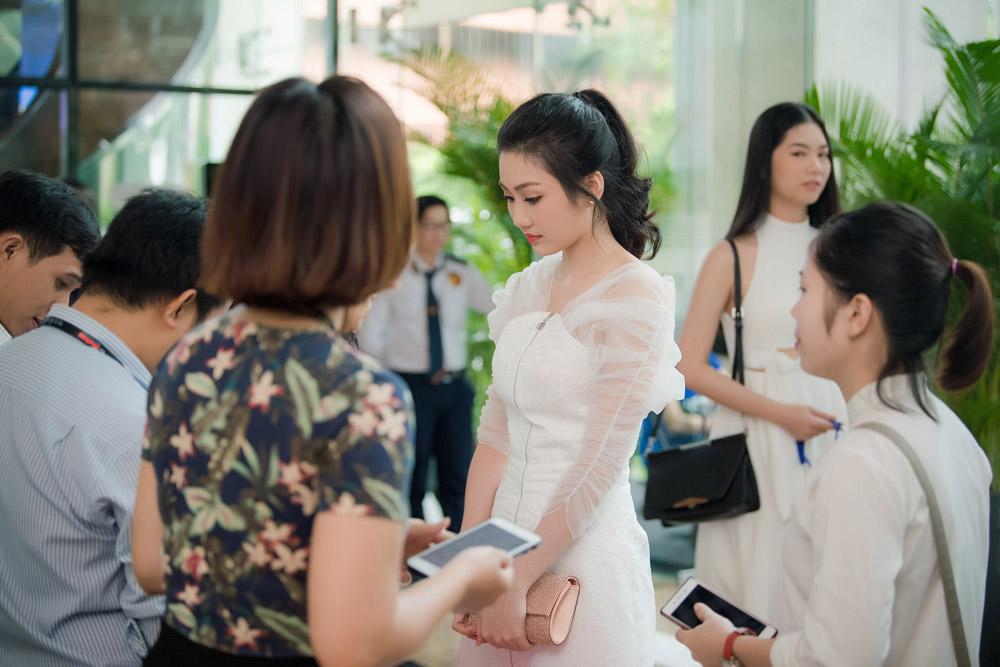 thi sinh hoa hau viet nam 2018 dien vay chong nang, di xe om den ung tuyen - 7