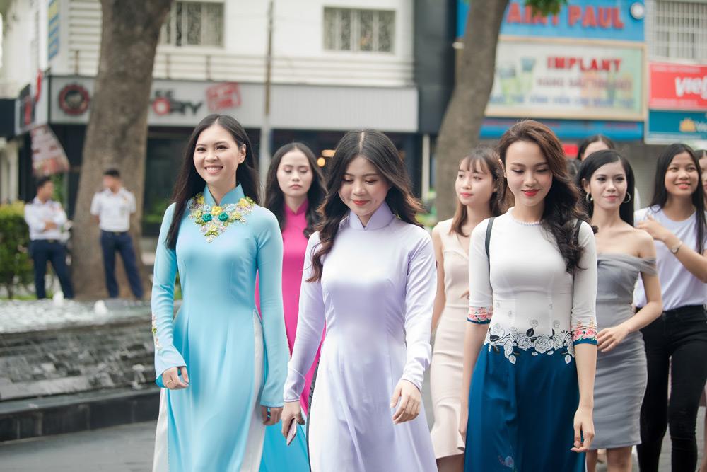 thi sinh hoa hau viet nam 2018 dien vay chong nang, di xe om den ung tuyen - 6