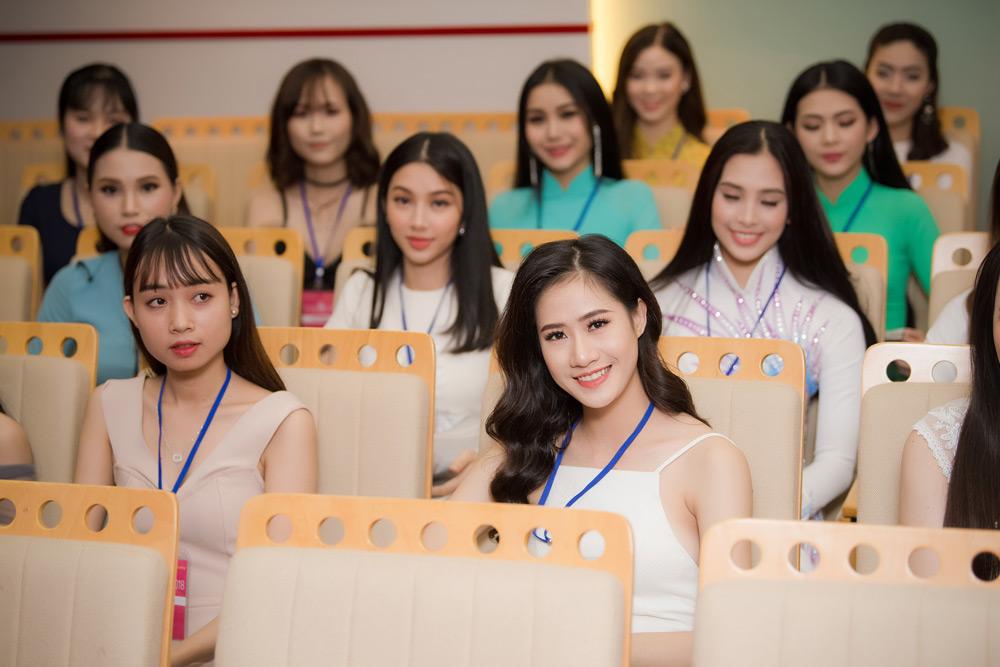 thi sinh hoa hau viet nam 2018 dien vay chong nang, di xe om den ung tuyen - 8