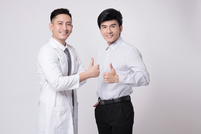 dan truong bat ngo khoe ham rang trang sang ben canh chang nha si dien trai - 2