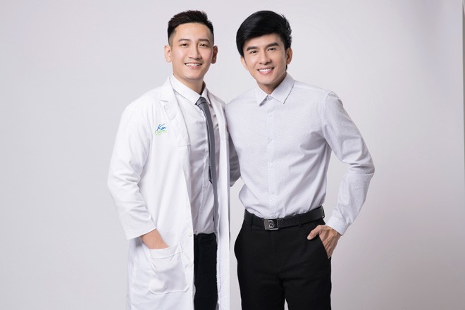 dan truong bat ngo khoe ham rang trang sang ben canh chang nha si dien trai - 3