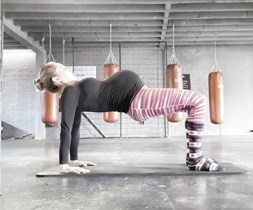 me bau bung vuot mat tap gym nang gay tranh cai mang xa hoi - 1