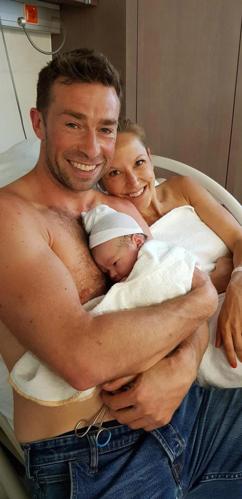 me bau bung vuot mat tap gym nang gay tranh cai mang xa hoi - 2