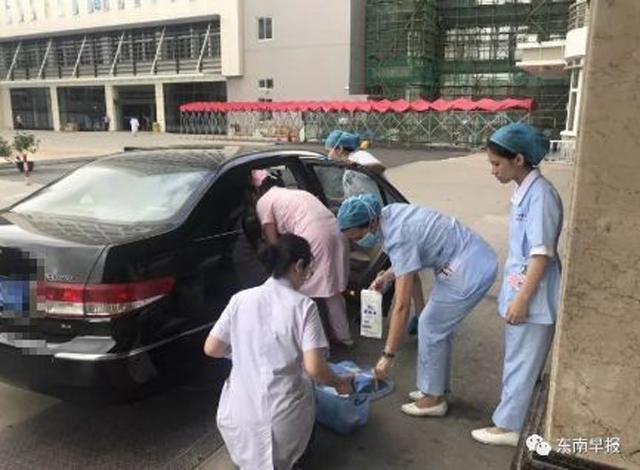 khong he biet mang thai thang cuoi vi beo, nguoi phu nu de roi con ngay tren o to - 1