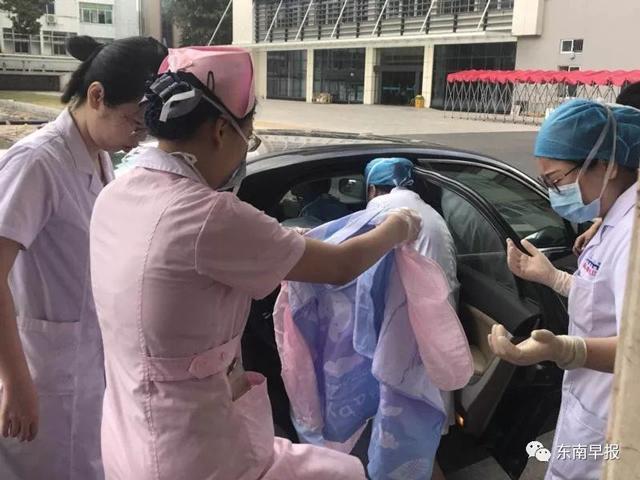 khong he biet mang thai thang cuoi vi beo, nguoi phu nu de roi con ngay tren o to - 2