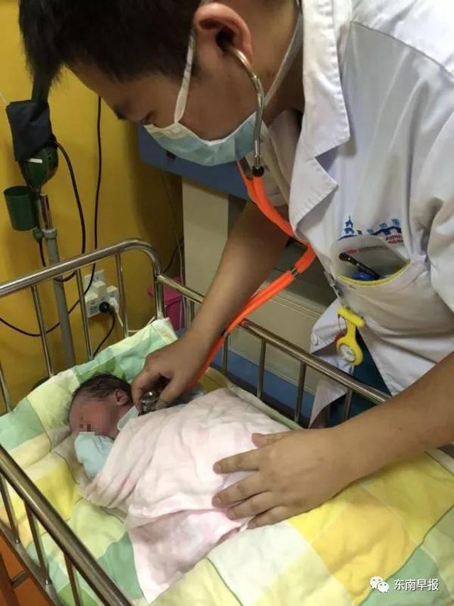 khong he biet mang thai thang cuoi vi beo, nguoi phu nu de roi con ngay tren o to - 4