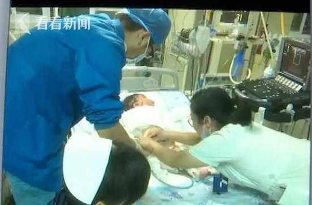 me mai buon chuyen voi ban khong de y, con dua nghich lao dau vao noi lau soi sung suc - 3