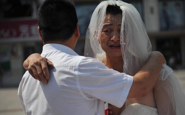 nguoi dan ong mac vay cuoi dung duong, ai biet chuyen thay vi cuoi lai khoc - 2