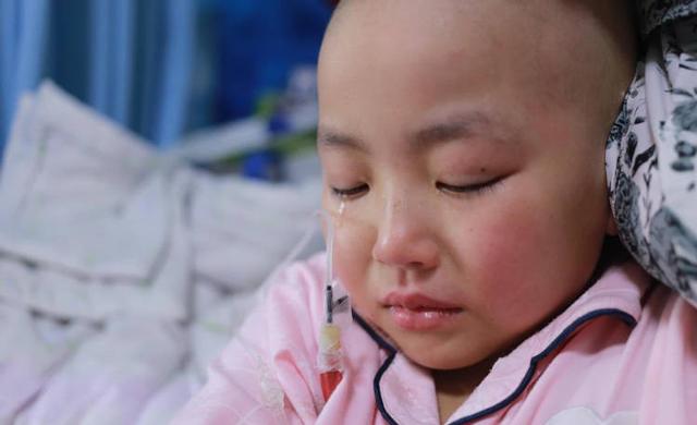 nguoi dan ong mac vay cuoi dung duong, ai biet chuyen thay vi cuoi lai khoc - 4