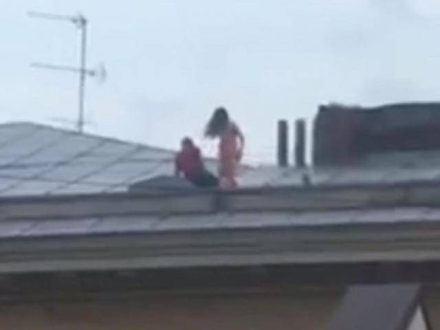 Cặp đôi mây mưa cuồng nhiệt trên mái nhà tầng 4, tưởng sắp rơi xuống đất đến nơi