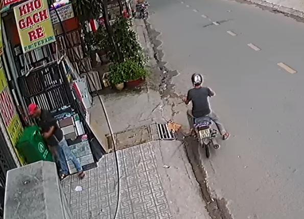 thung rac khoa vao cot, trom be khoa an cap nhung gia chu bat cuoi vi dieu bat ngo - 1