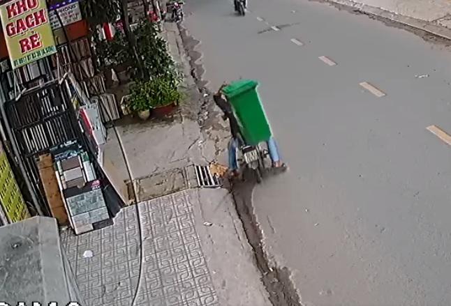 thung rac khoa vao cot, trom be khoa an cap nhung gia chu bat cuoi vi dieu bat ngo - 2