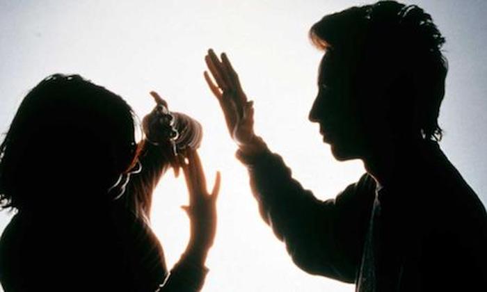 dang an com cung gia dinh ban chuyen cuoi xin, co gai bi chong sap cuoi danh tu vong - 1