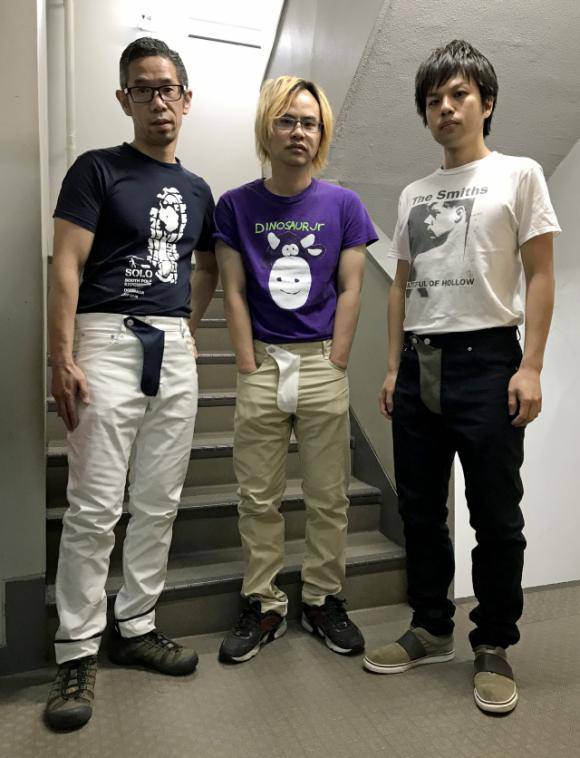 den luot uniqlo gay soc voi chiec quan danh cho quy ong hay... quen keo khoa - 7