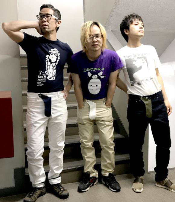 den luot uniqlo gay soc voi chiec quan danh cho quy ong hay... quen keo khoa - 6