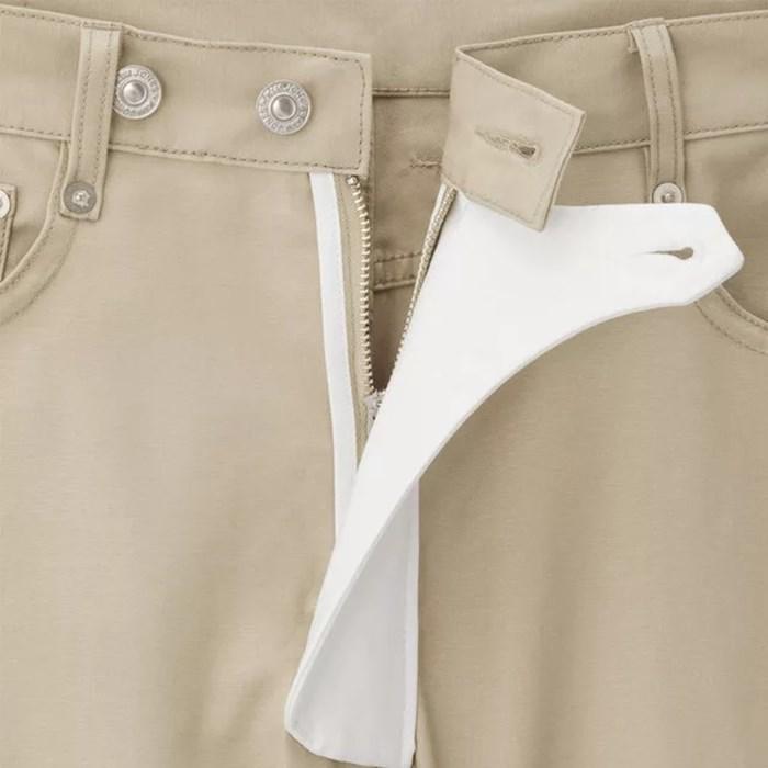 den luot uniqlo gay soc voi chiec quan danh cho quy ong hay... quen keo khoa - 3