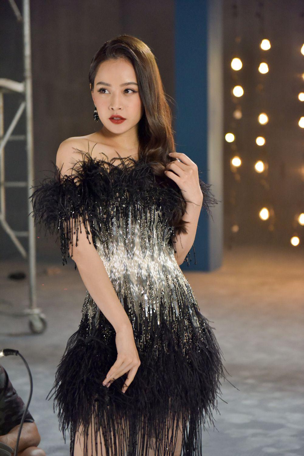 ngoc trinh khoe tien, xe hoi, kim cuong trong nhung thiet ke moi cua do long! - 2