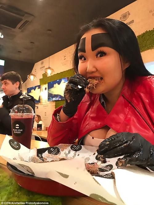 co gai noi nhu con va kiem tien "de nhu an keo" nho long may quai di - 6