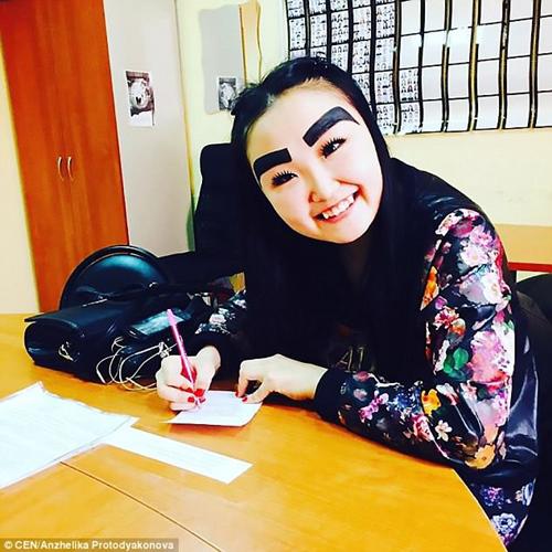 co gai noi nhu con va kiem tien "de nhu an keo" nho long may quai di - 13