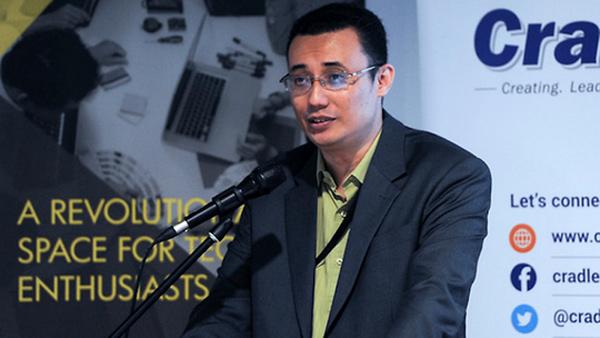 dien thoai bat ngo phat no khi dang sac pin, mot giam doc mat mang - 1