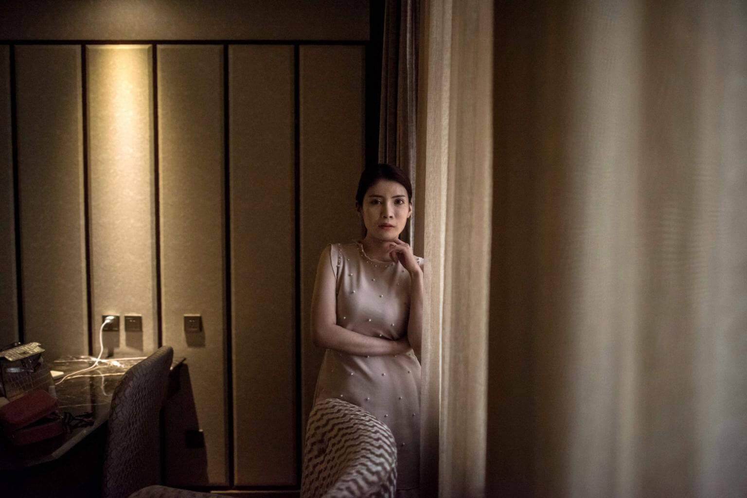 chi em xu trung dua nhau phau thuat mat lai tay de "song ao" - 2