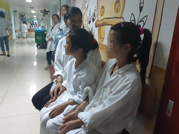 2 chi em co ca bo phan sinh duc nam va nu: cu vao nha ve sinh lai bi duoi - 1