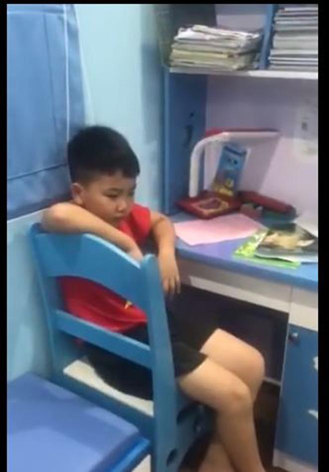 be trai 8 tuoi khoc thut thit sau tran han quoc-thuy dien, khong ai ngo duoc ly do - 2