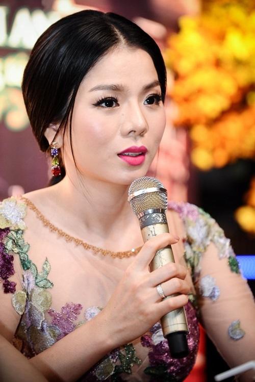 "nu hoang phong tra" le quyen dep nhu nu than bat chap mat moc khien gai son phai ghen ty - 8