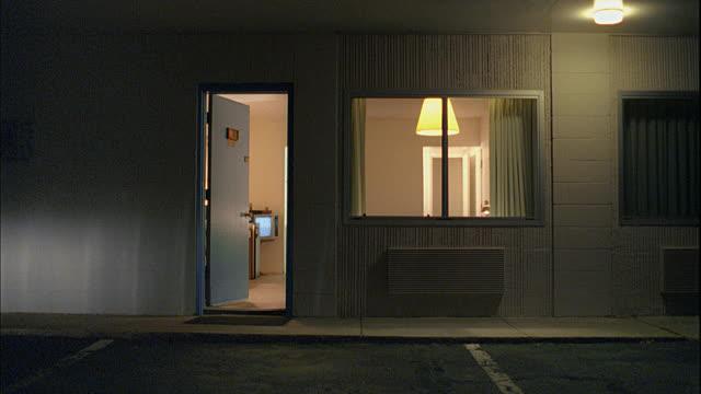 ngui thay mui hoi thoi trong nha nghi, nhan vien vao kiem tra phat hien canh dang so - 1