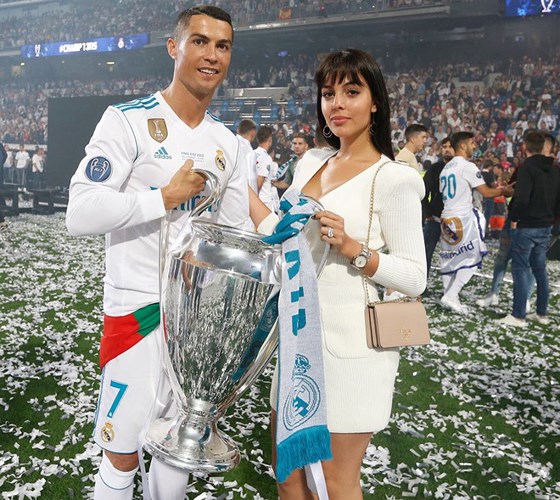 loat my nhan boc lua tung co 'tinh man nong' voi cristiano ronaldo - 15