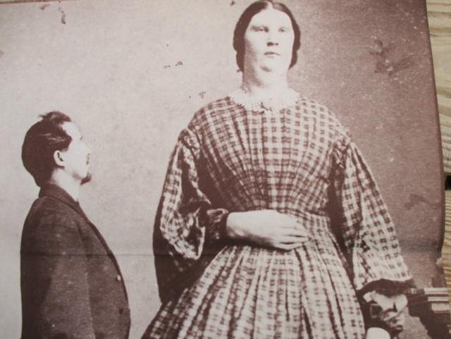 nguoi phu nu so huu "co be" rong toi hon 48 cm, van lay chong va sinh con binh thuong - 1