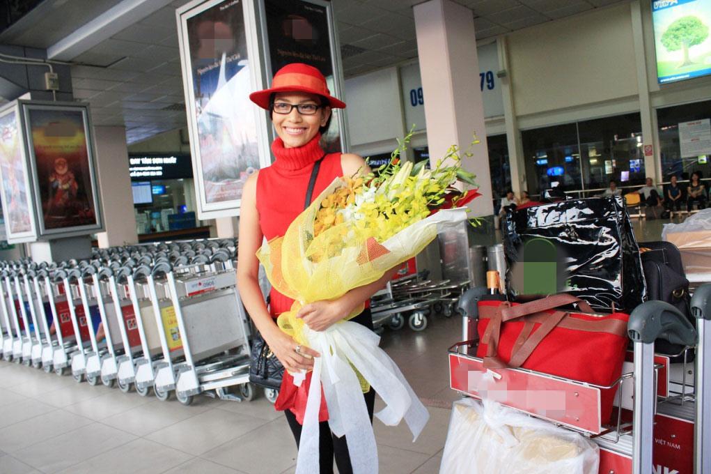 thoi trang san bay cua cac nguoi dep viet khi thi quoc te: ke sang chanh, nguoi tham hoa - 10