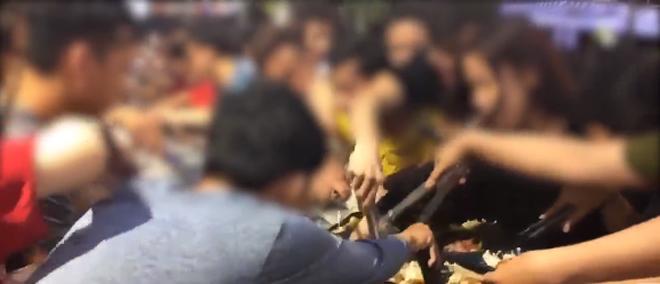 tram nguoi chen lan, tranh gianh trong bua an buffet mien phi gay nao loan nha hang - 3